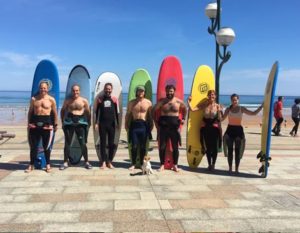 Estudiantes de la academia de inglés English Alive en una actividad de surf